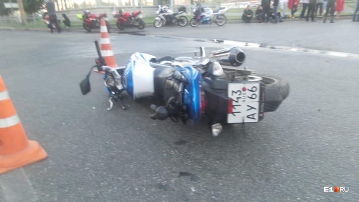 A 36-year-old motorcyclist, who was hit by a Mercedes, died in Yekaterinburg - Road accident, Crash, Motorcyclists, Negative, Yekaterinburg, Death, Video, Longpost