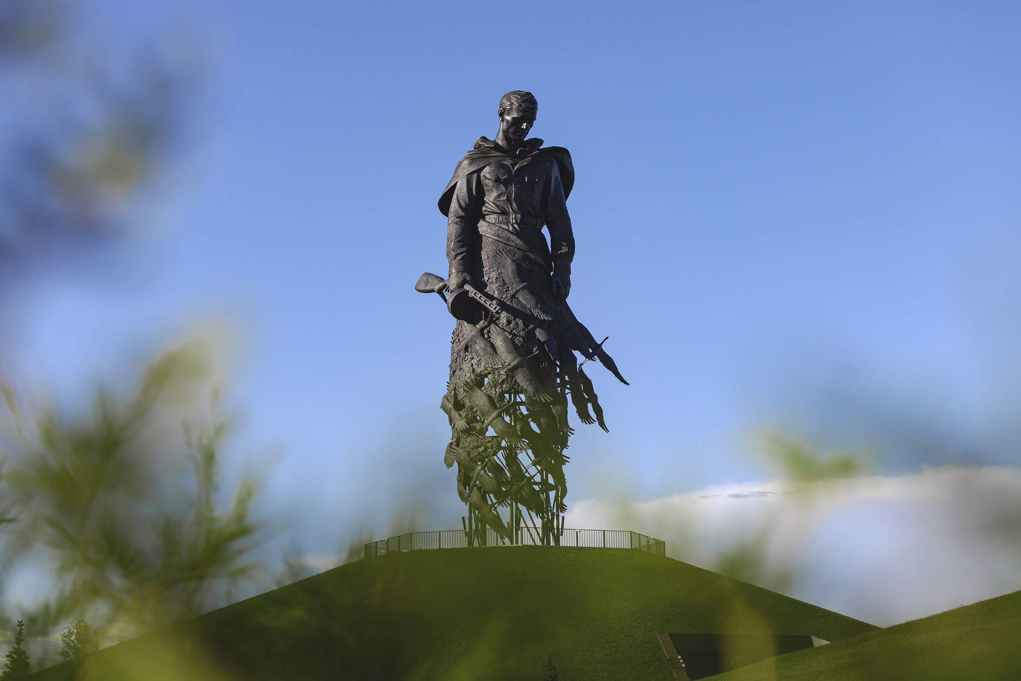 Памятник солдату с журавлями возле ржева фото