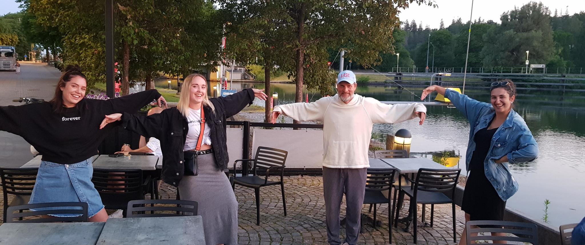 “We met Woody Harrelson in our city in Sweden and because of the coronavirus we took a photo with him that way.” - Woody Harrelson, Actors and actresses, The photo, Girls, Sweden, Social distance, Reddit