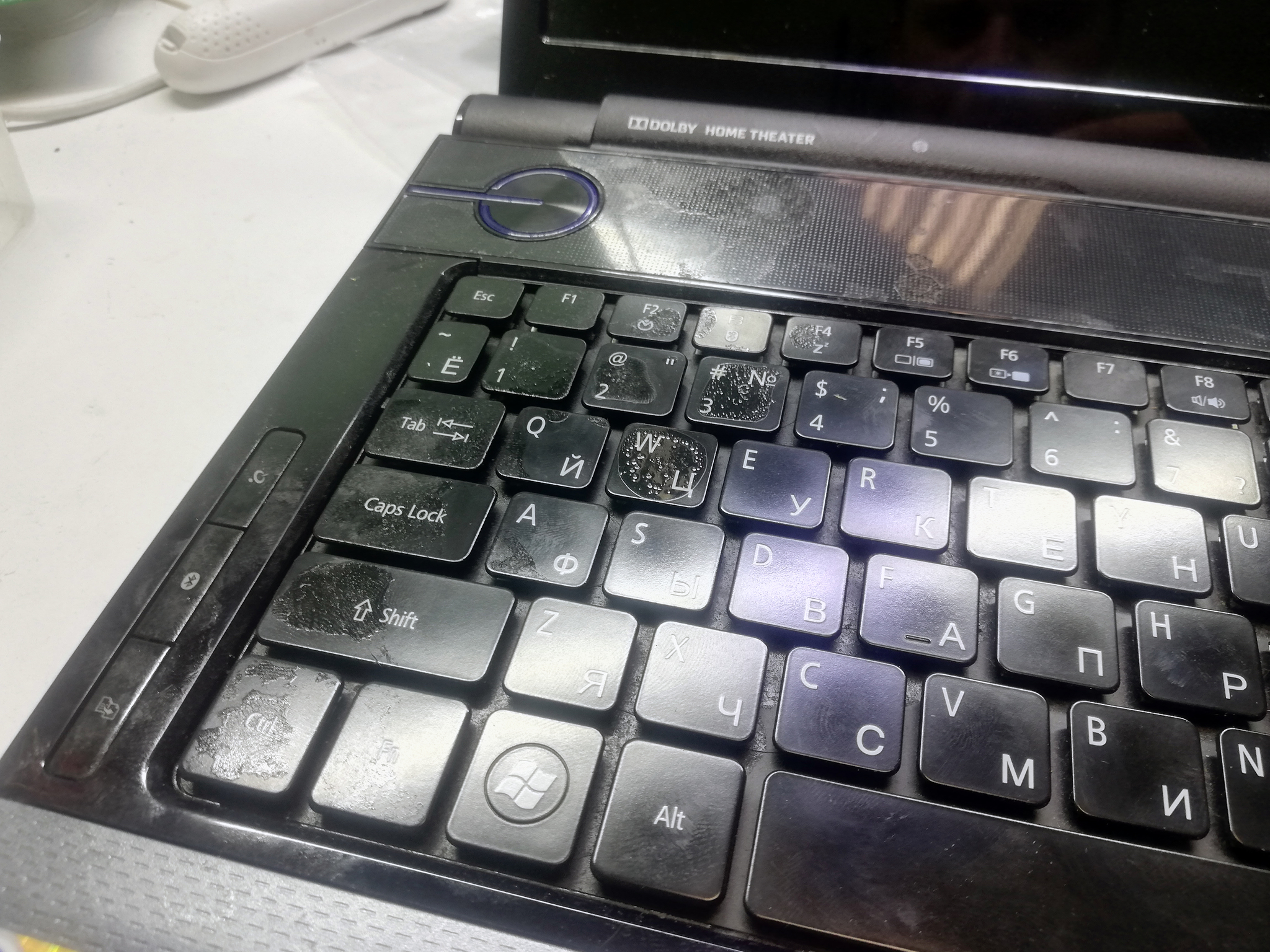 Как спасти ноутбук, если в него попала вода | Полезные статьи от интернет-магазина CHIP