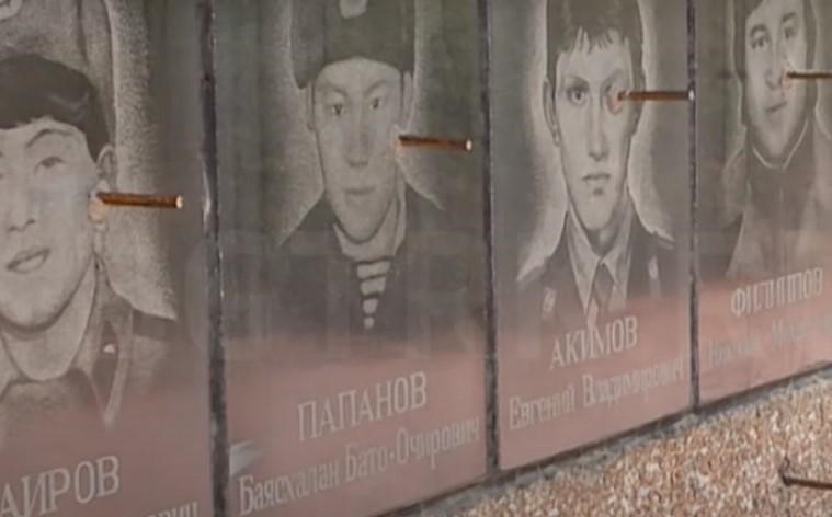 PINS DRIVEN STRAIGHT INTO THE EYES: In Ulan-Ude, migrants desecrated memorial plaques to fallen soldiers - Vandalism, Ulan-Ude, Memory, Longpost