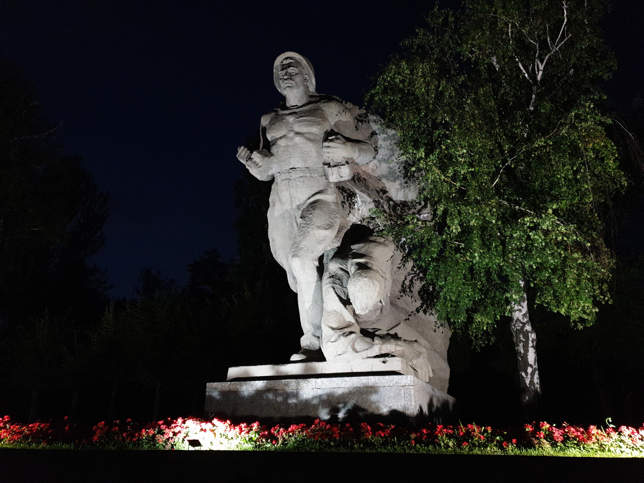 Памятник мамаев. Волгоград Мамаев военные памятники. Мемориал комплекс Мамаев Курган ночью. Виртуальная экскурсия Мамаев Курган Волгоград. Военные памятники в Волгограде на Мамаевом Кургане.