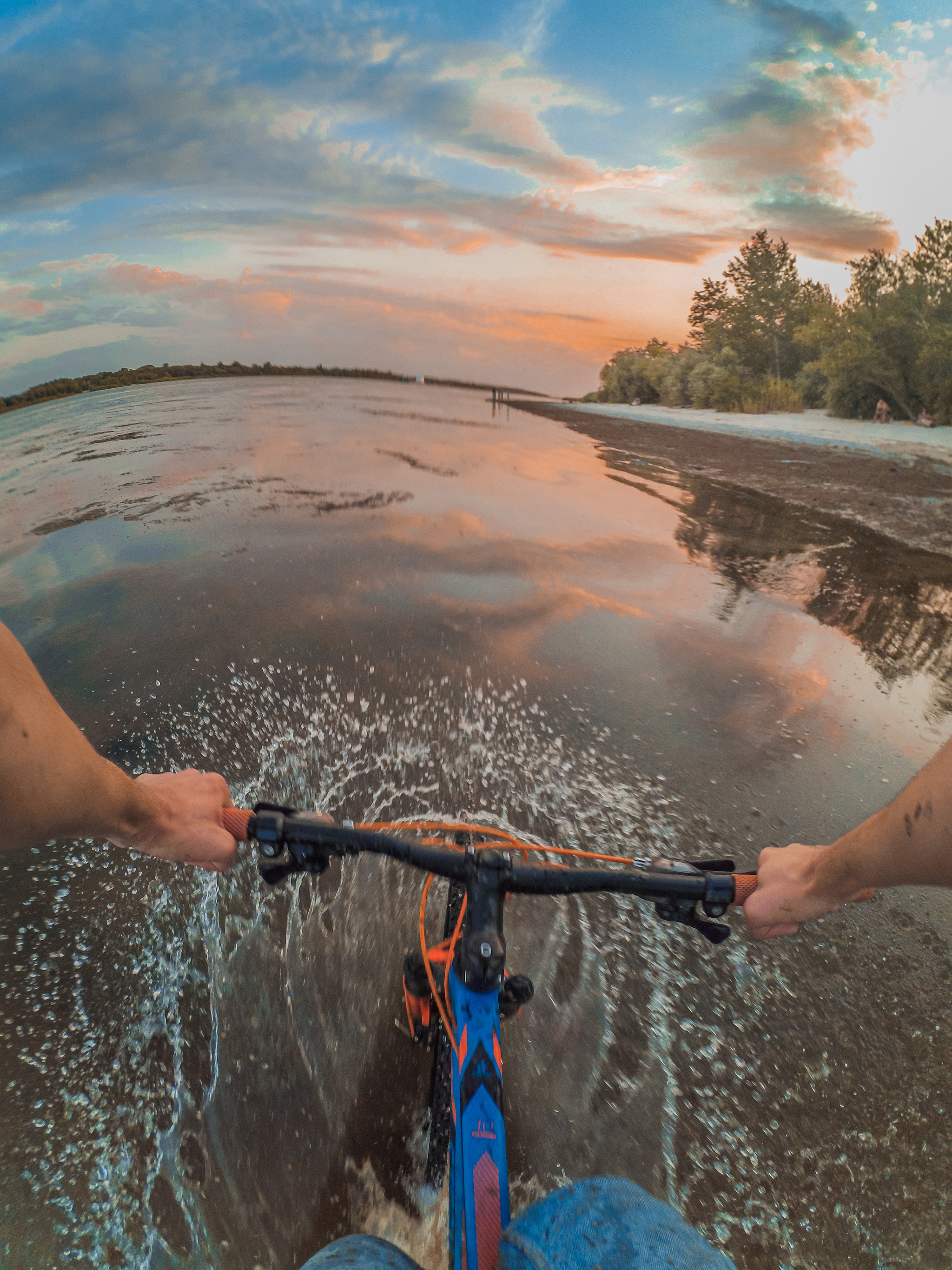 River bike. Велосипед у реки. Река велосипед зонт. Велосипед из речки. Отражение велосипедиста в реке.