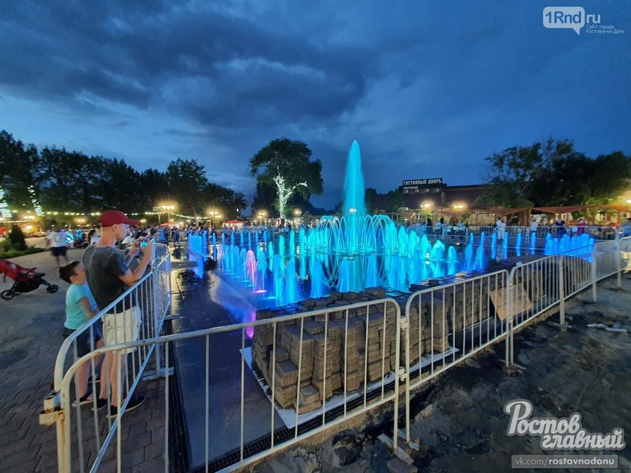 There’s nowhere without a fence... In Rostov, the new fountain in Levoberezhny Park was surrounded by a fence - Rostov-on-Don, Fountain, Swimming is prohibited, Fence, Video, Longpost