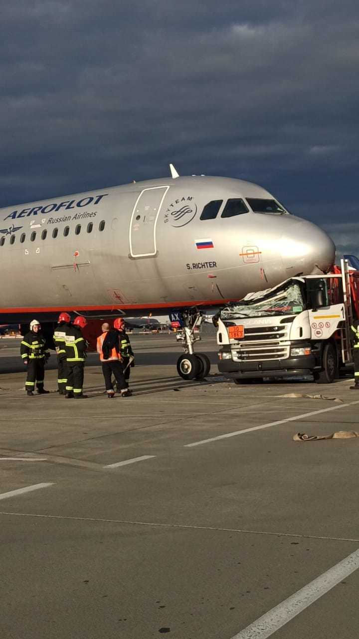 Бензовоз протаранил самолет в российском аэропорту - Самолет, Авария, Авиация, Длиннопост