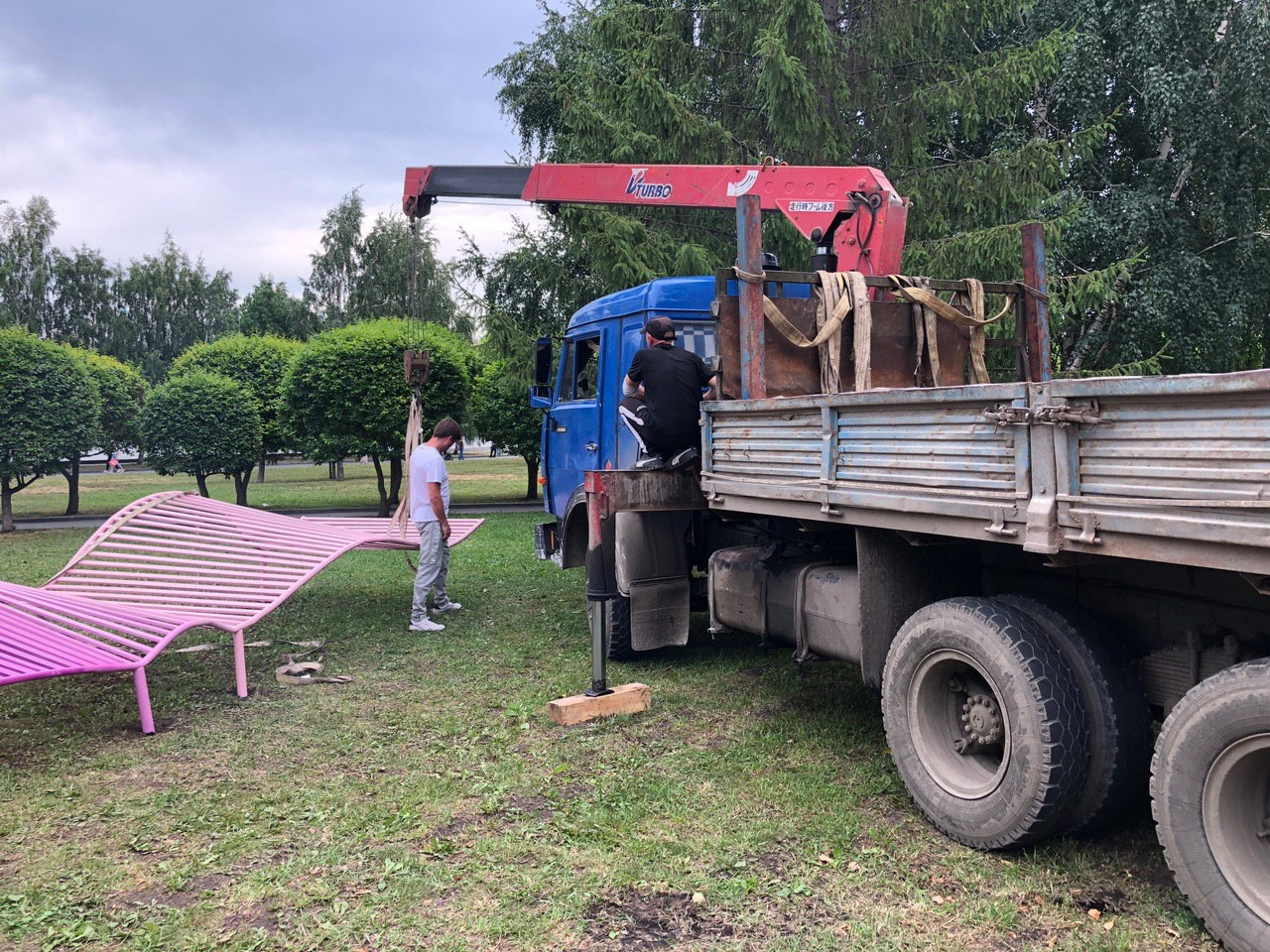 An art object was erected in the park near the Drama Theater in memory of the protests. He didn't last even a day - Yekaterinburg, Square, Protest, Longpost, Negative