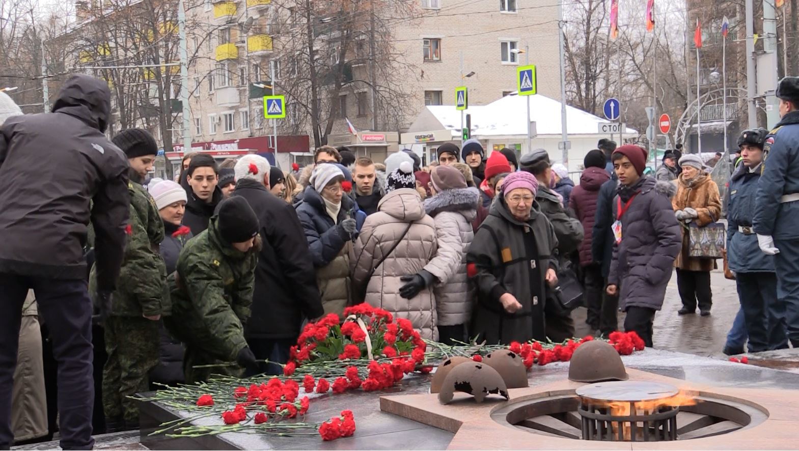 IN KHIMKI PODISHMOSCOW, AN ELDERLY VANDAL DESCRIBED A MONUMENT TO FALLEN WARS - My, Negative, Alcohol, Monument, Vandalism, Russia