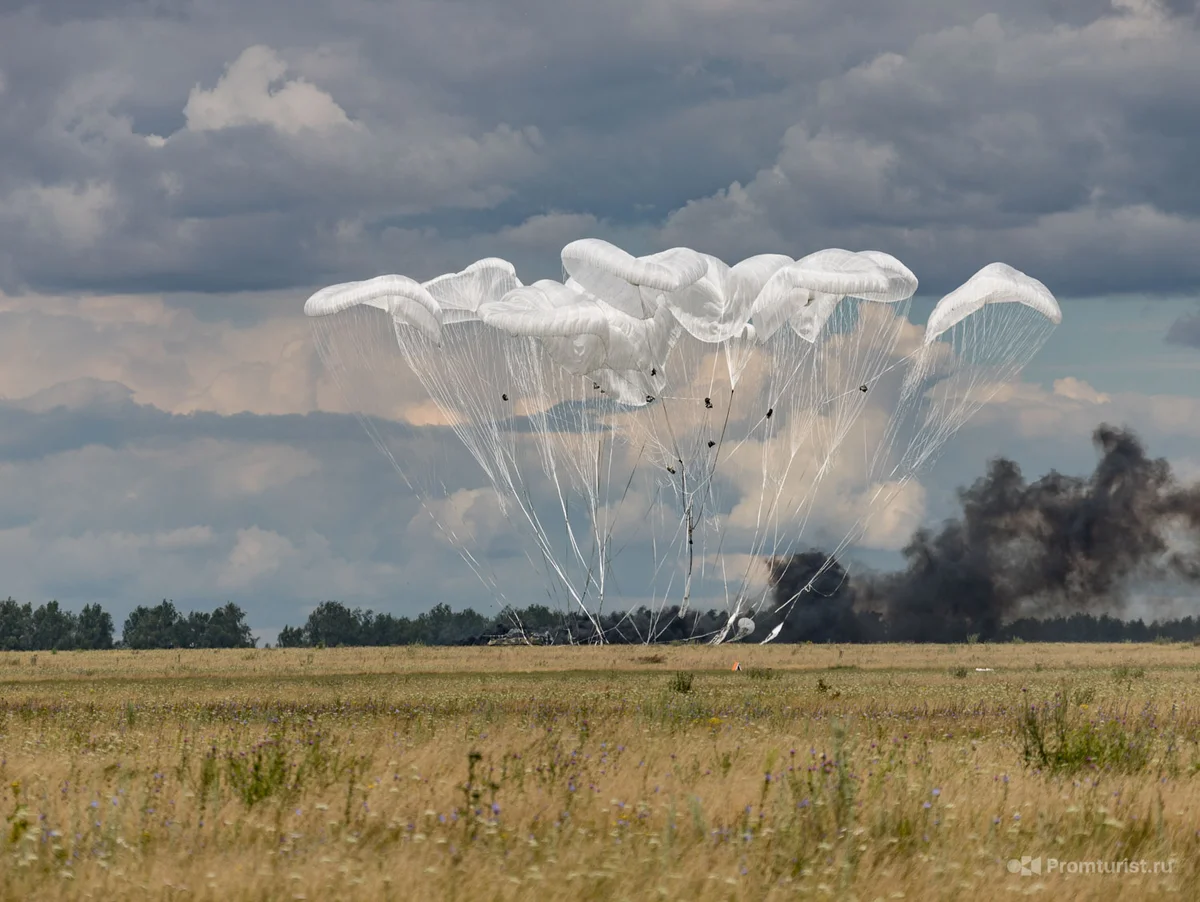 Enchanting spectacle - Airplane, Landing, Armored vehicles, The photo, Longpost