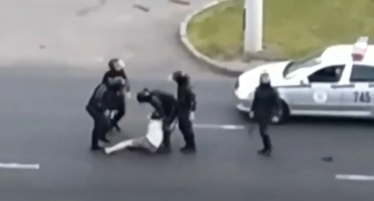 Arbitrariness of riot police in broad daylight - Road accident, Riot police, Violence, Video, Longpost, Republic of Belarus, Protests in Belarus, Grandfather