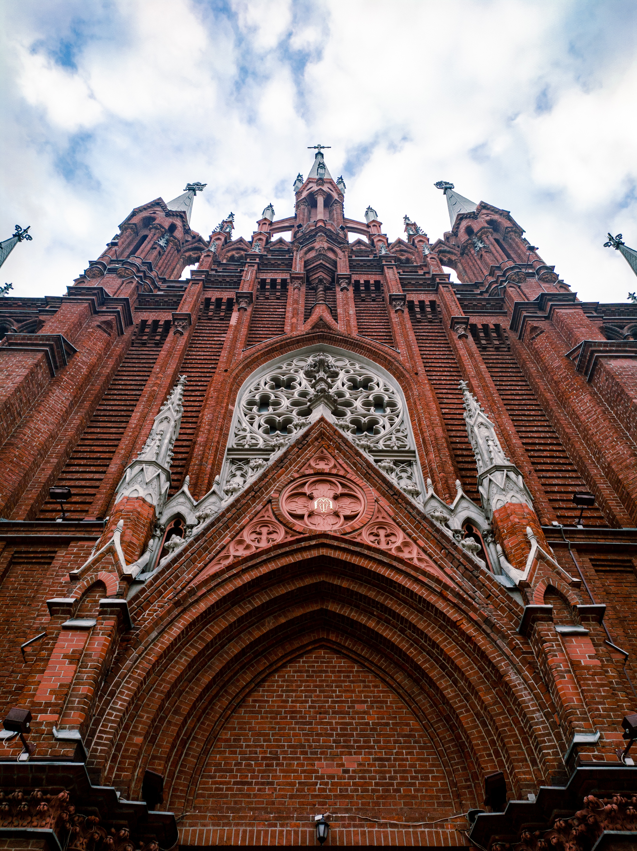 Gothic in the center of Moscow. Roman Catholic Cathedral of the Immaculate Conception of the Blessed Virgin Mary - My, Mobile photography, Xiaomi Redmi Note 7, Google Camera, Lightroom mobile, Longpost, Cathedral, Gothic, Moscow