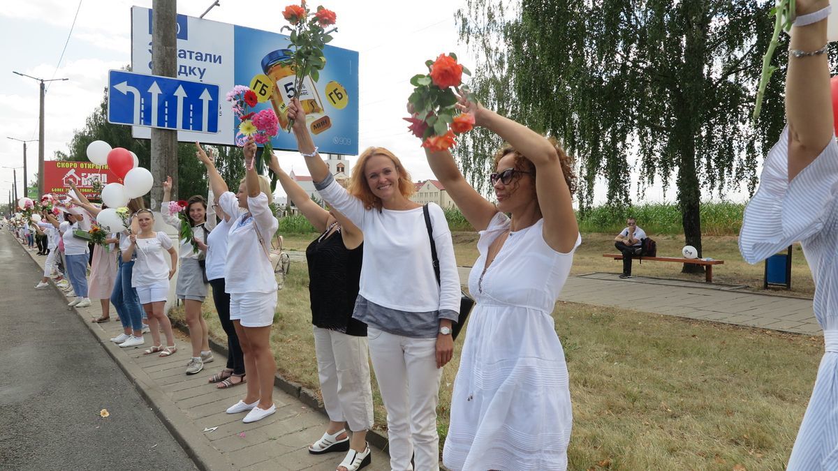 Сотни женщин в белом вышли в Барановичах на акцию против насилия. Много фото - Политика, Протест, Республика Беларусь, Девушки, Цветы, Барановичи, Акции, Длиннопост, Протесты в Беларуси