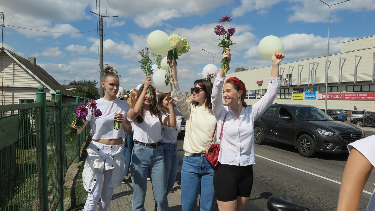 Сотни женщин в белом вышли в Барановичах на акцию против насилия. Много фото - Политика, Протест, Республика Беларусь, Девушки, Цветы, Барановичи, Акции, Длиннопост, Протесты в Беларуси