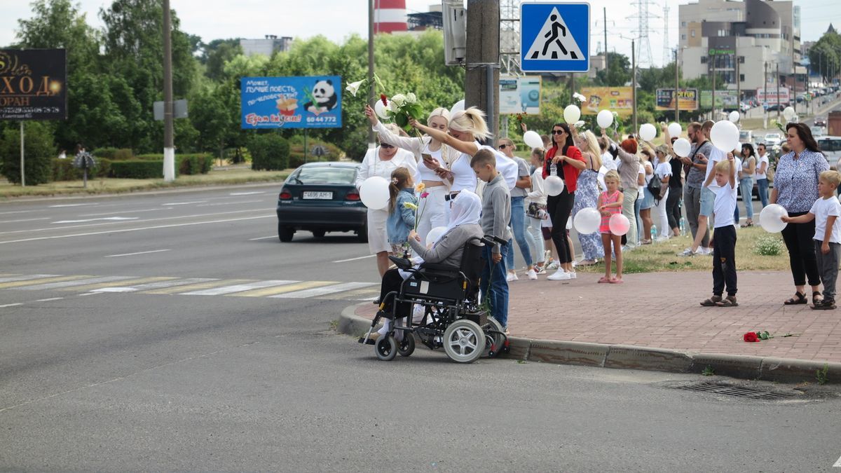 Сотни женщин в белом вышли в Барановичах на акцию против насилия. Много фото - Политика, Протест, Республика Беларусь, Девушки, Цветы, Барановичи, Акции, Длиннопост, Протесты в Беларуси