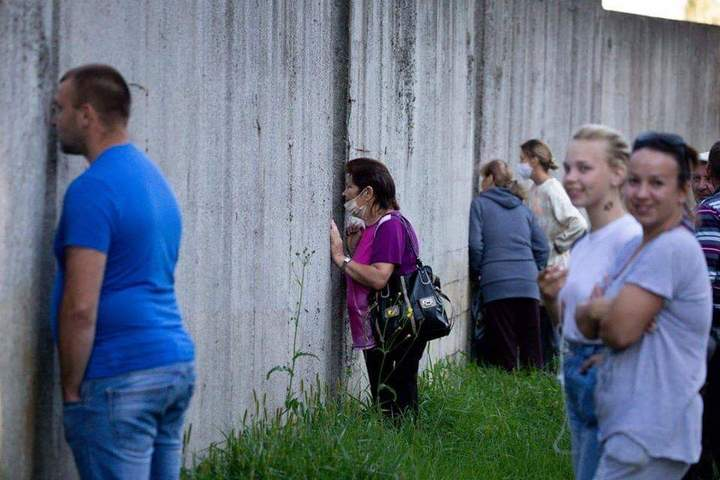 Очередь - Подглядывание, Стена, Девушки, Очередь, Интересное