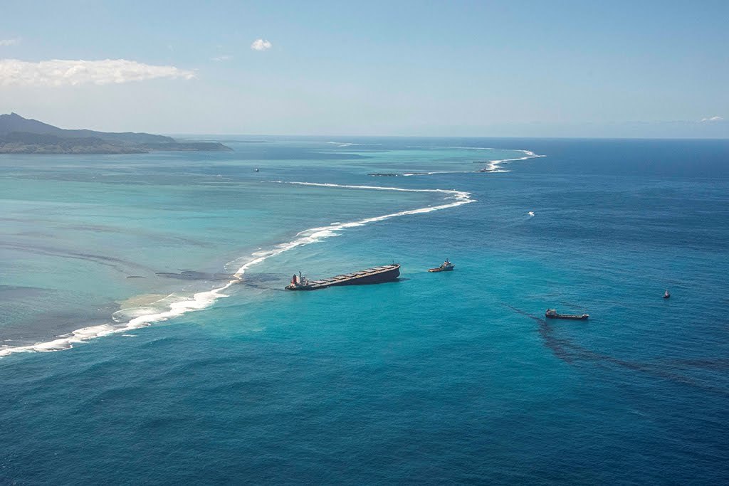 Oil pipeline: They are trying to save Mauritius from disaster - news, News, Indian Ocean, Ecological catastrophy, Oil spill, Ship, Damage, Negative, Longpost