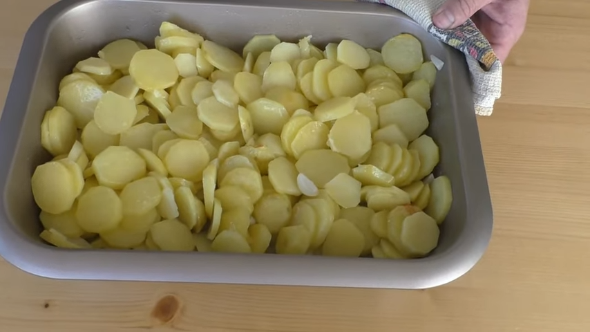 Запеченная в духовке картошка в мундире: 3 быстрых варианта