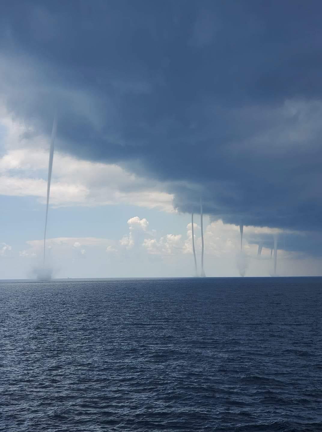 There was extremely tense weather conditions in the Gulf of Mexico yesterday - The photo, Nature, Gulf of Mexico, Weather, Tornado, USA, Reddit