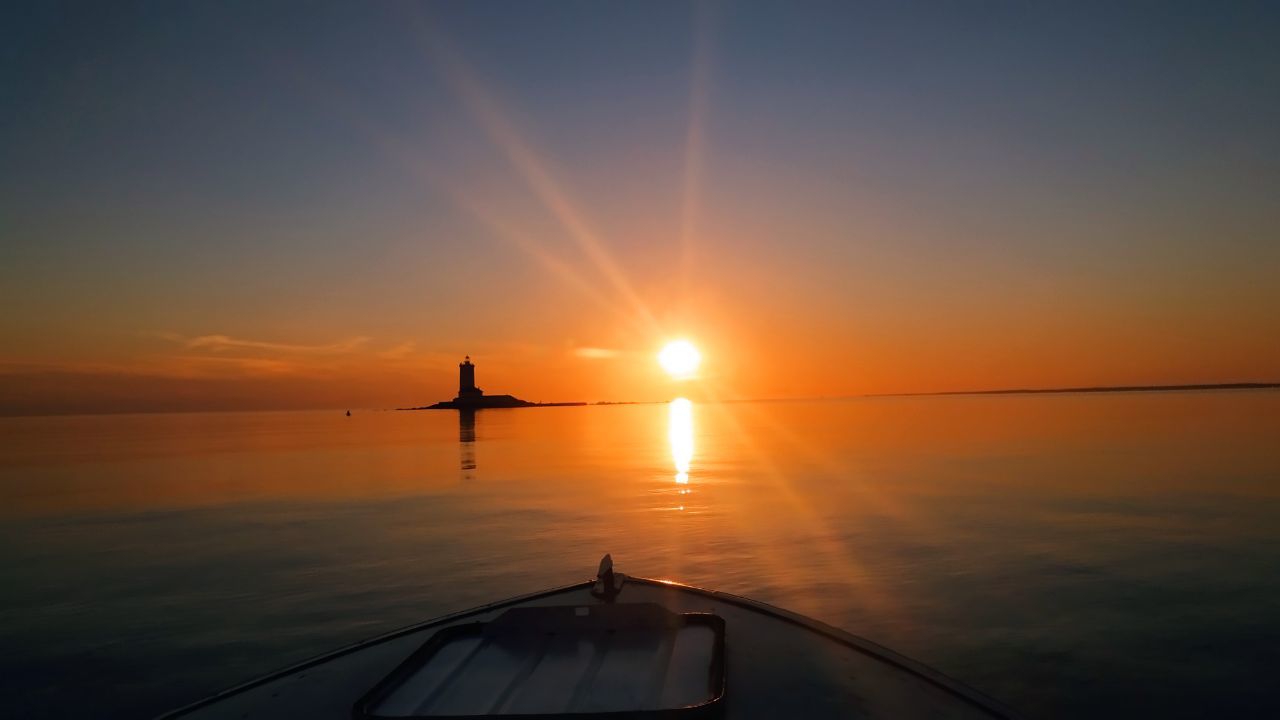 Маяк Толбухин - Моё, Маяк, Финский залив, Море, Моторная лодка, Закат, Длиннопост