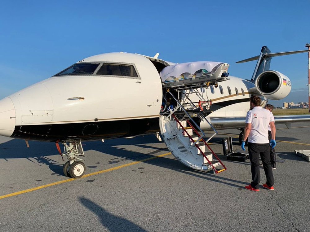 Navalny is brought onto the medical board at Omsk airport - Russia, Politics, Alexey Navalny, The airport, Germany, Russia today, Twitter, Society, Omsk