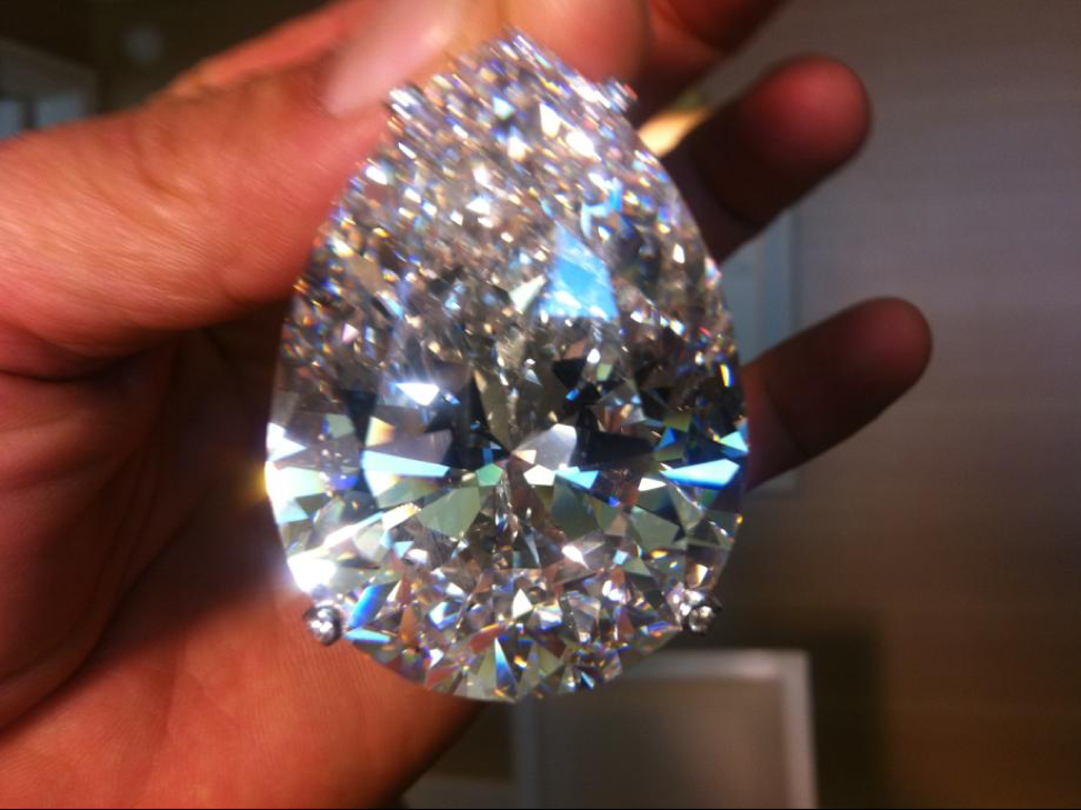 Большой карат. Алмаз Куллинан звезда Африки. Самый большой Алмаз в мире Куллинан. Алмаз 3106 карат.