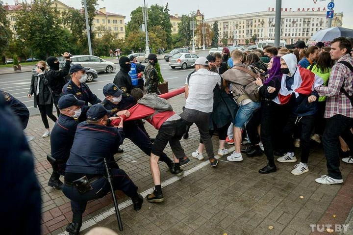 Беларусь. Доблестные силовики разгоняют и задерживают студентов на мирных митингах - Политика, Республика Беларусь, Александр Лукашенко, Протесты в Беларуси, Студенты, Видео, Длиннопост