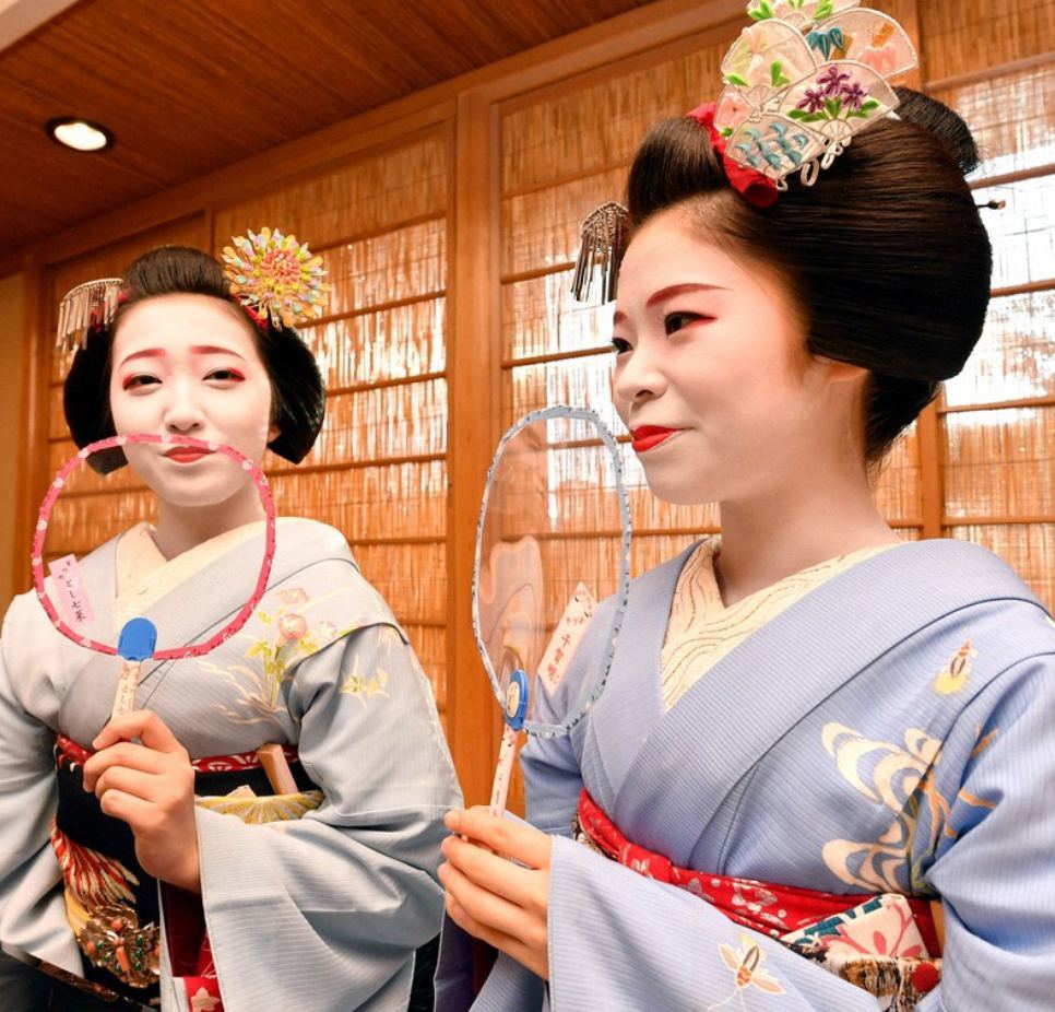 Fans instead of masks - My, Japan, Coronavirus, Geisha, Mask, Fan