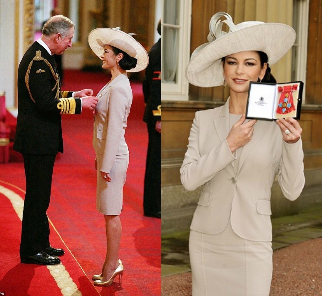 An indication of who they are? - The order, Presents, Reward, Longpost, Rewarding, Queen Elizabeth II, Buckingham Palace