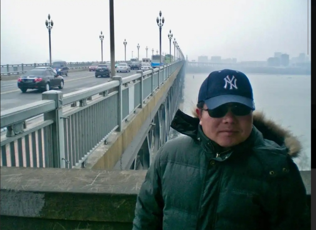 20 years of fighting suicide on the beautiful Yangtze Bridge - Suicide, China, Heroes, Bridge, Nanking, Psychological help, Video, Longpost, Negative