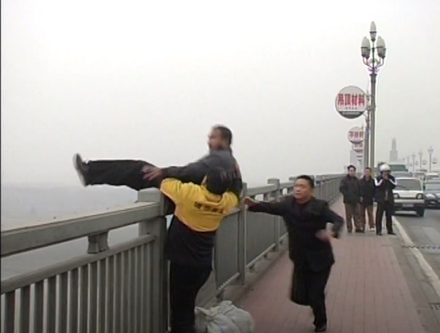 20 years of fighting suicide on the beautiful Yangtze Bridge - Suicide, China, Heroes, Bridge, Nanking, Psychological help, Video, Longpost, Negative