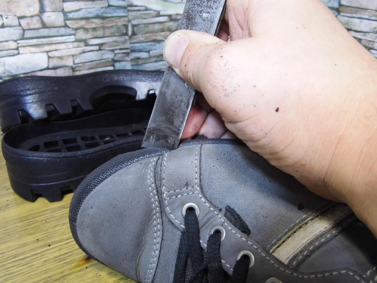 Ремонтная подошва. Кроссовки подошва. Починить подошву кроссовок. Переклейка подошвы на ботинках.
