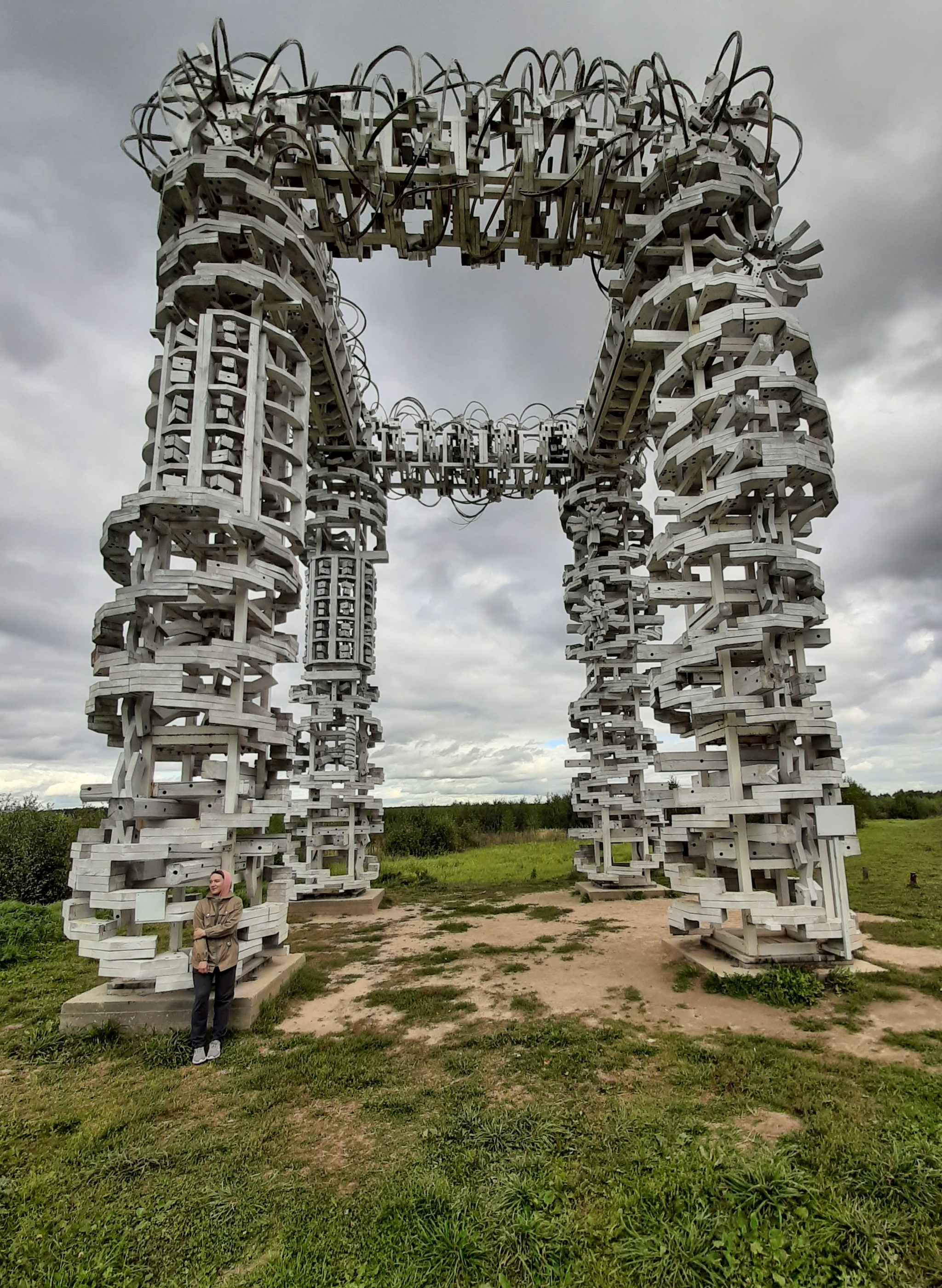 Фантастический парк с красивыми скульптурами, воссоздающими необычные миры, в окрестностях Калужской области