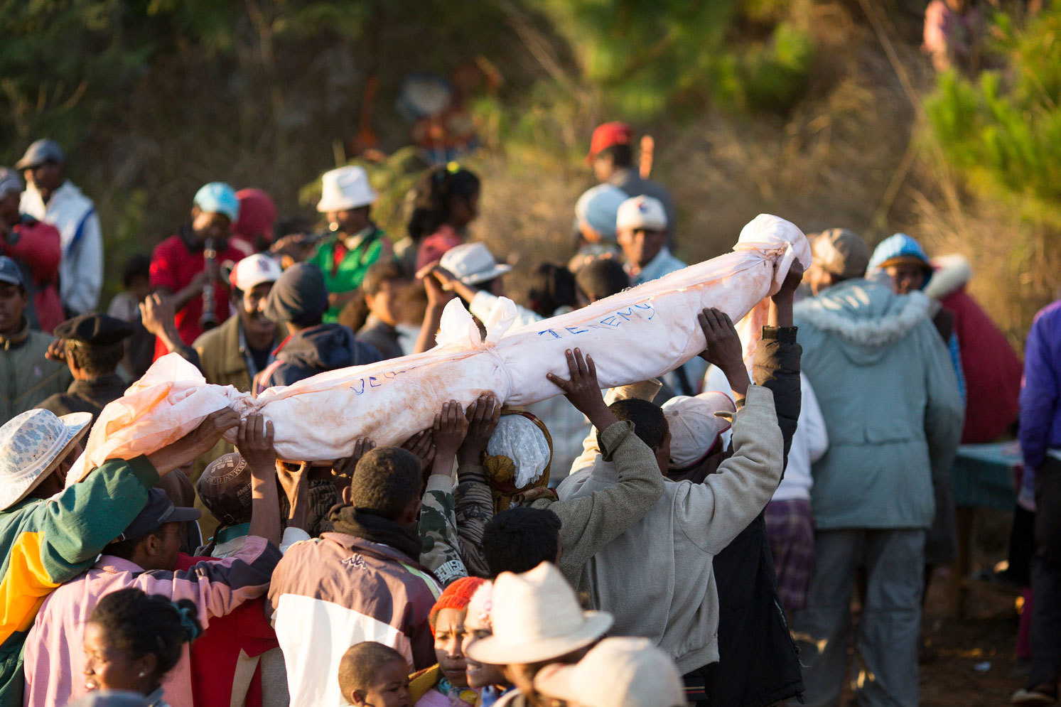 Традиции прощания. Фамадихана танцы с мертвыми на Мадагаскаре. Ритуал Фамадихана на Мадагаскаре.