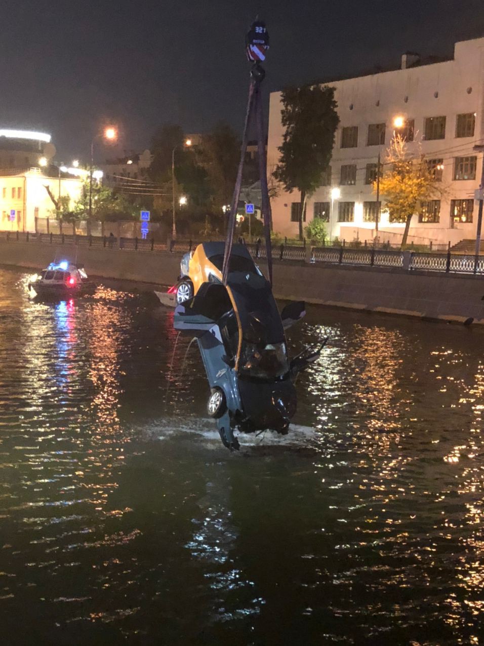 В Москве на набережной каршеринг упал в воду, пробив ограду | Пикабу