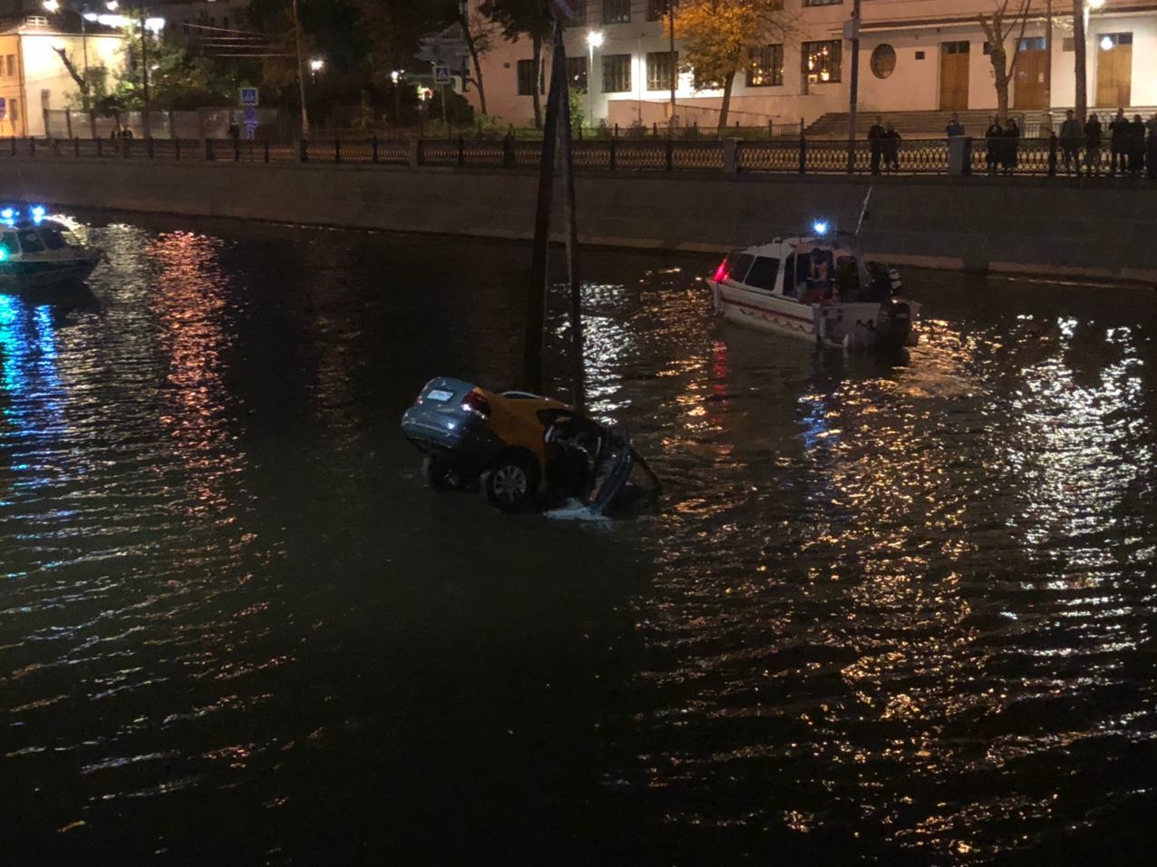 В Москве на набережной каршеринг упал в воду, пробив ограду | Пикабу