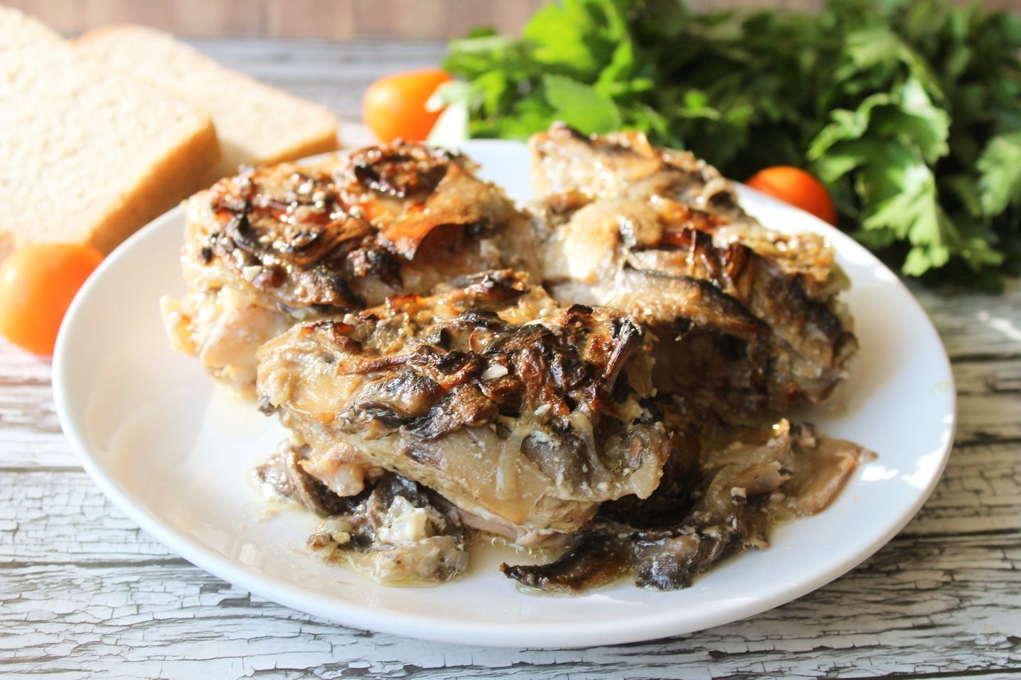 Курица под грибным соусом