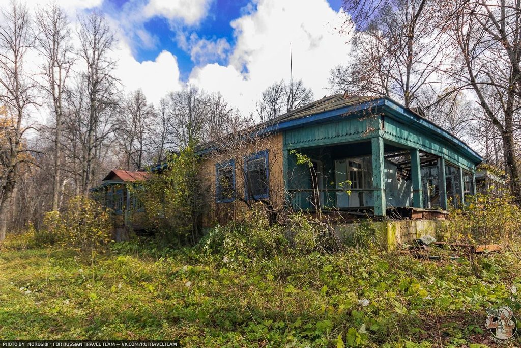 Autumn Ruins Abandoned pioneer camp in the Ural mountains - My, Urbex ural, Abandoned, Pioneer camp, Children's camp, Forest, Autumn, Ural, Longpost