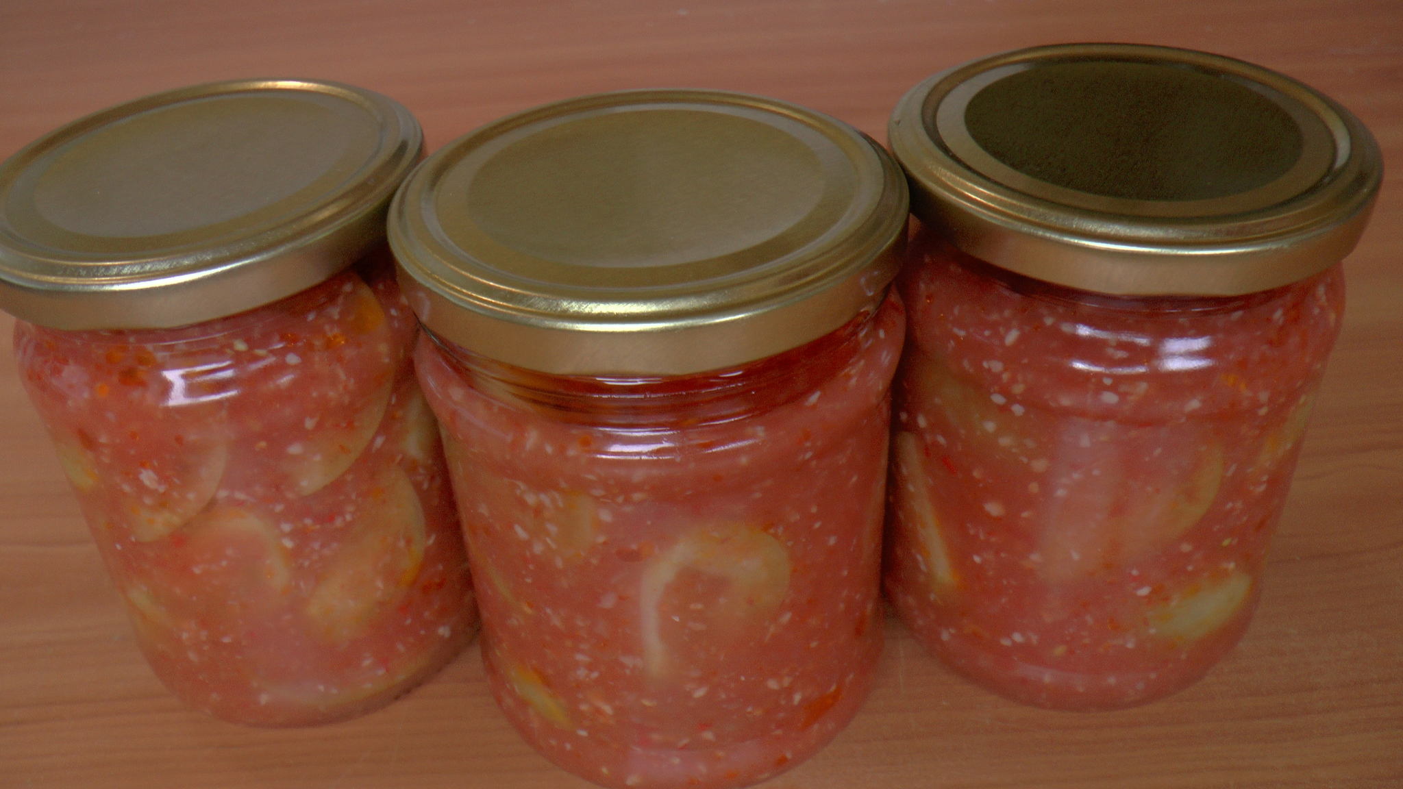 Консервированные зелёные помидоры в томатном соке, с чесноком