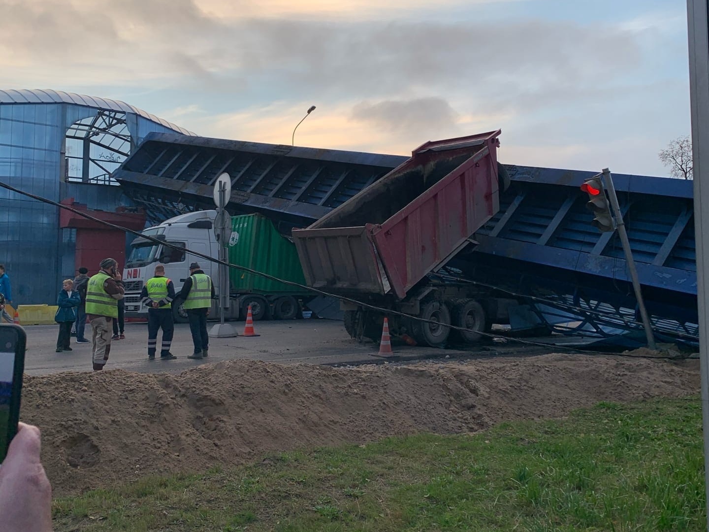 Road accident in Lyuban blocked the M10 highway - Road accident, Track, Elevated crossing, Luban, Dump truck, Negative