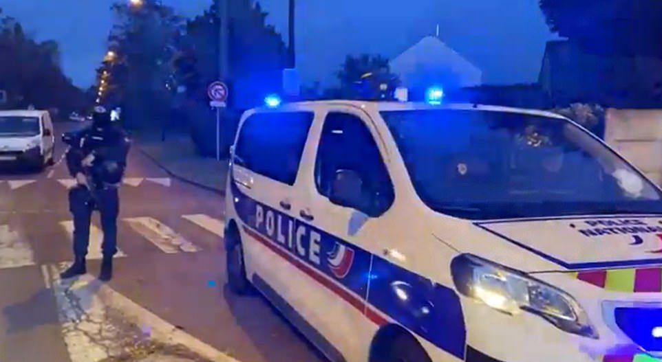 A teenager shouting Allahu Akbar cut off a teacher's head in Paris for showing cartoons of the prophet during a lesson on freedom of speech. - Negative, news, France, Paris, Islam, Friendship of Peoples, Multiculturalism, Murder