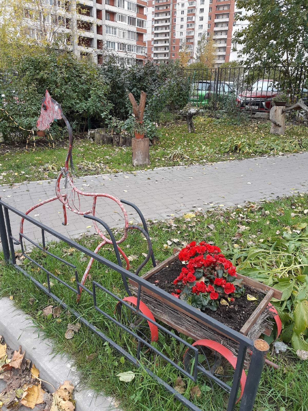 Just figures in front of a parking lot - My, The photo, Saint Petersburg, Garden figures, Figurines, Folk art, Longpost