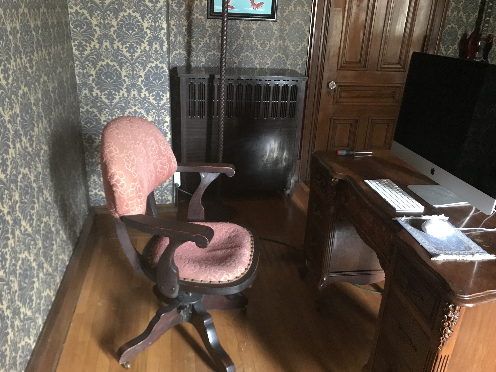 Кресло из старого офисного стула