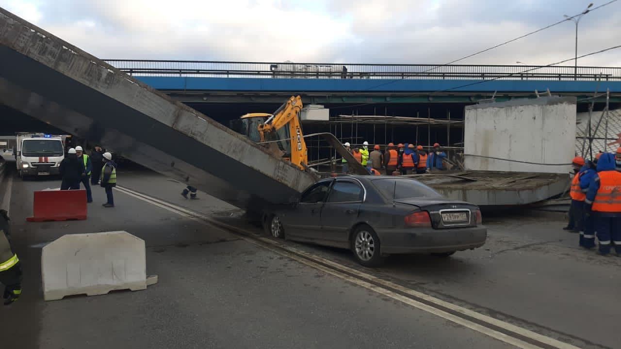 Балка рухнула на авто на Рублево-Успенском шоссе (развязка с МКАД) - Москва, Негатив, МКАД, Балка, Авто, Водитель, Удача, Liferu, Twitter