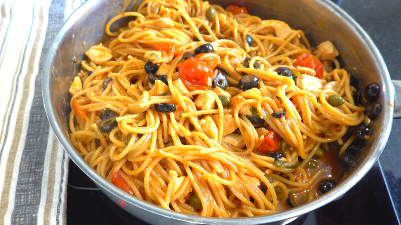 Throw everything into the pan and you're done! Lunch in 5 minutes // Spaghetti with chicken - My, Dinner, Spaghetti, Italian food, Video recipe, Video, Longpost