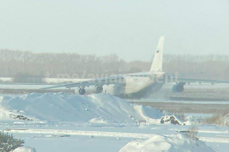 Аварийная посадка Ан-124 в Новосибирске - Авиация, Ан-124 Руслан, Аварийная посадка, Новосибирск, Вертикальное видео, Видео, Длиннопост, Авиапроисшествия