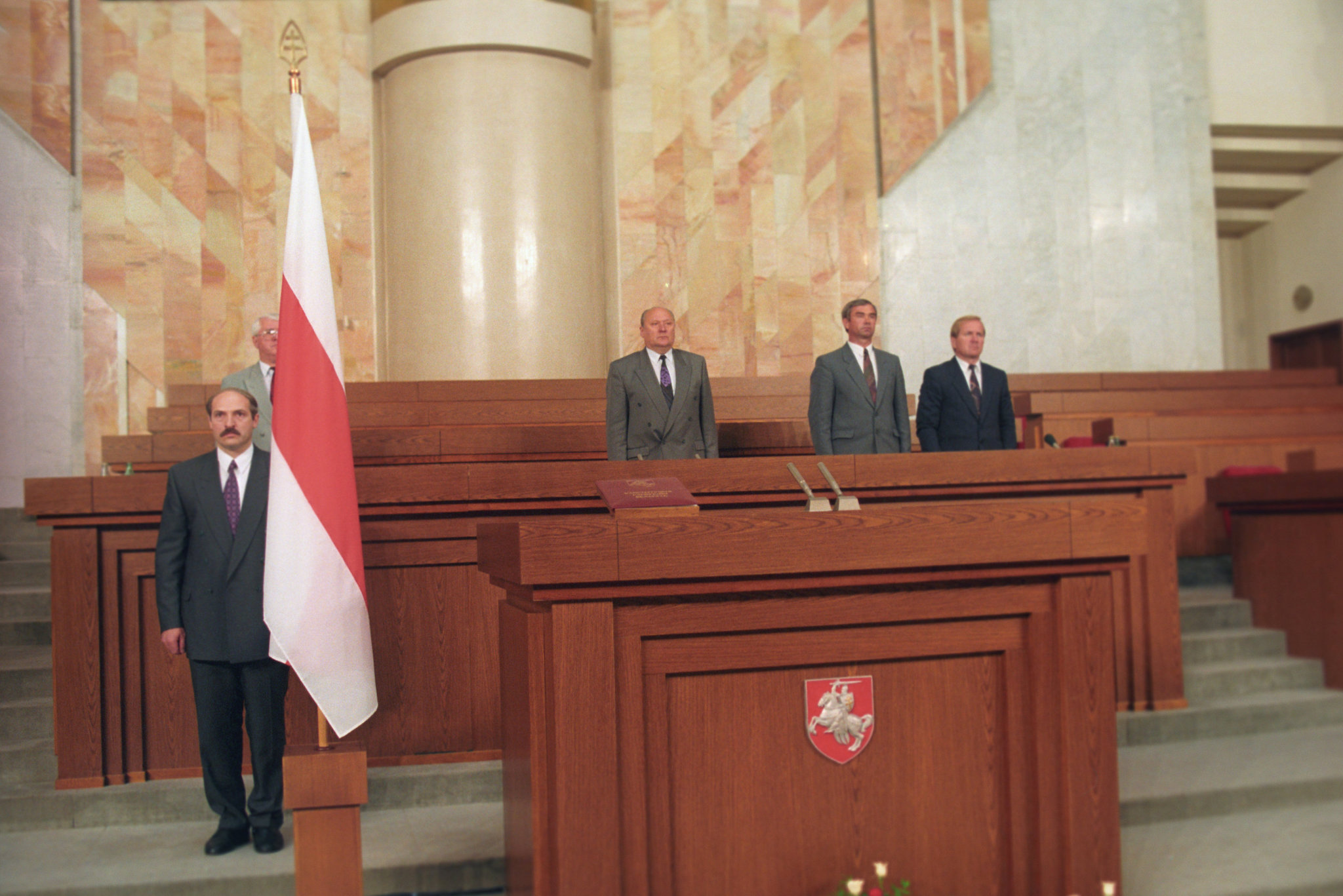 Первая беларуси. Инаугурация Лукашенко 1994. Лукашенко БЧБ флаг. Беларусь 1994 Лукашенко. Первая инаугурация Лукашенко.