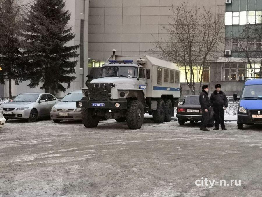 В мэрии Новокузнецка заперли дверь от протестующих на лопату - Новокузнецк, Транспортная реформа, Администрация, Длиннопост, Политика