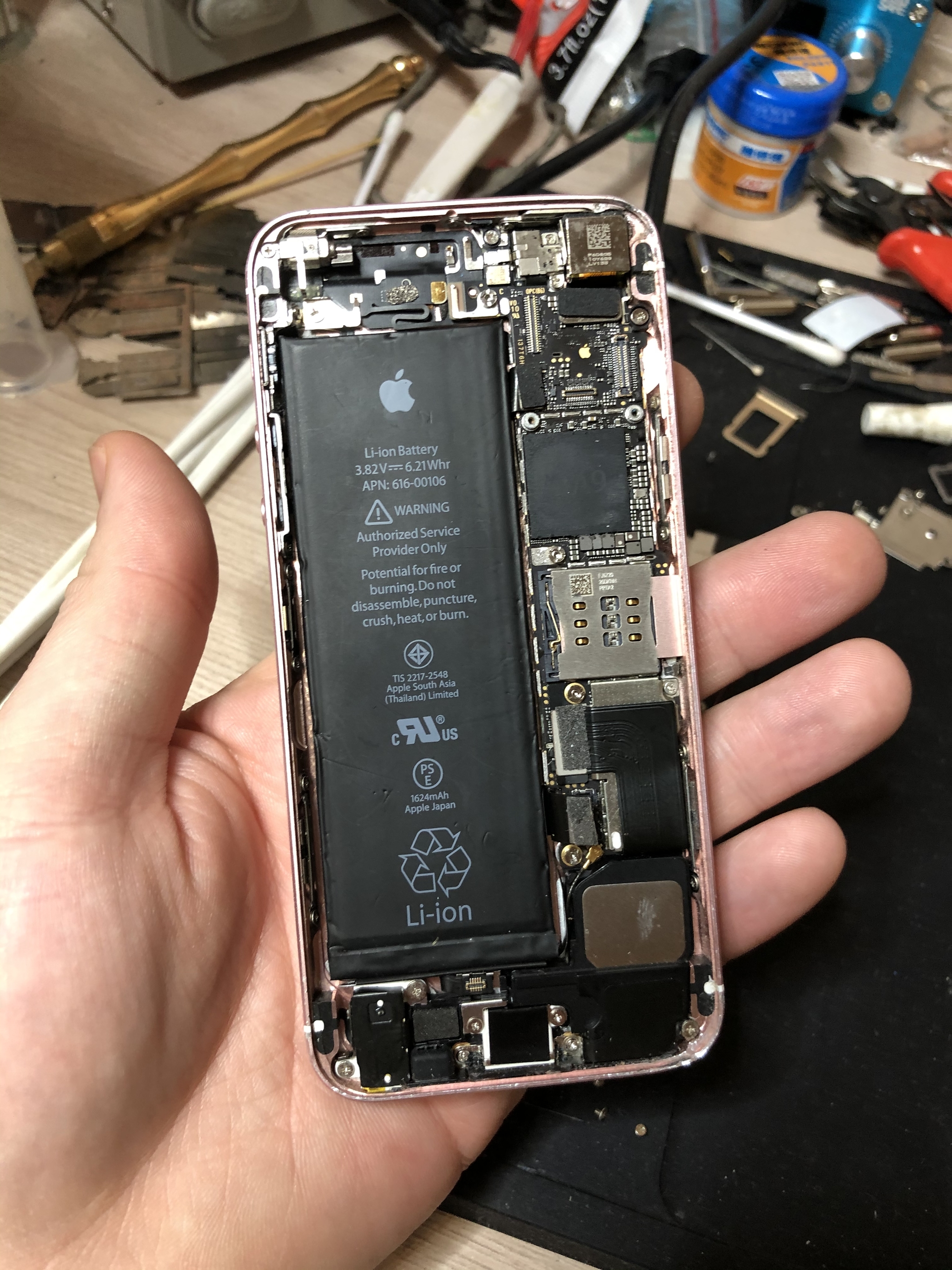 Вибрация на айфон 15 про. Процессор айфон 5s. Плата iphone 12. Плата iphone 13. Айфон 5s изнутри.