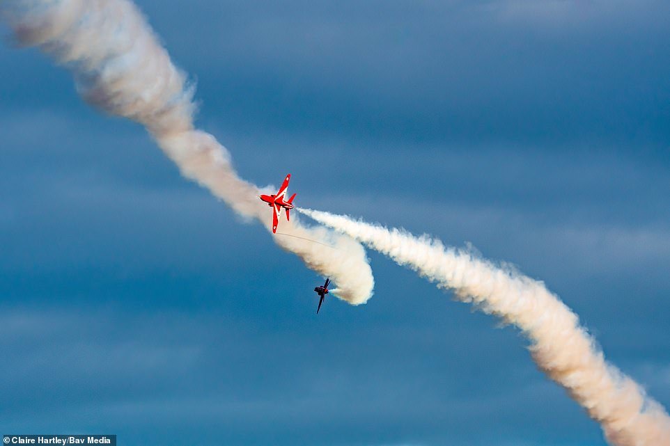 British Red Arrows show off to locals - Airplane, Red Arrows, Airshow, Longpost