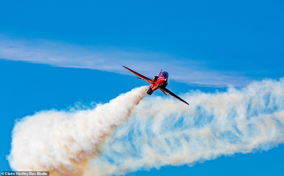 British Red Arrows show off to locals - Airplane, Red Arrows, Airshow, Longpost