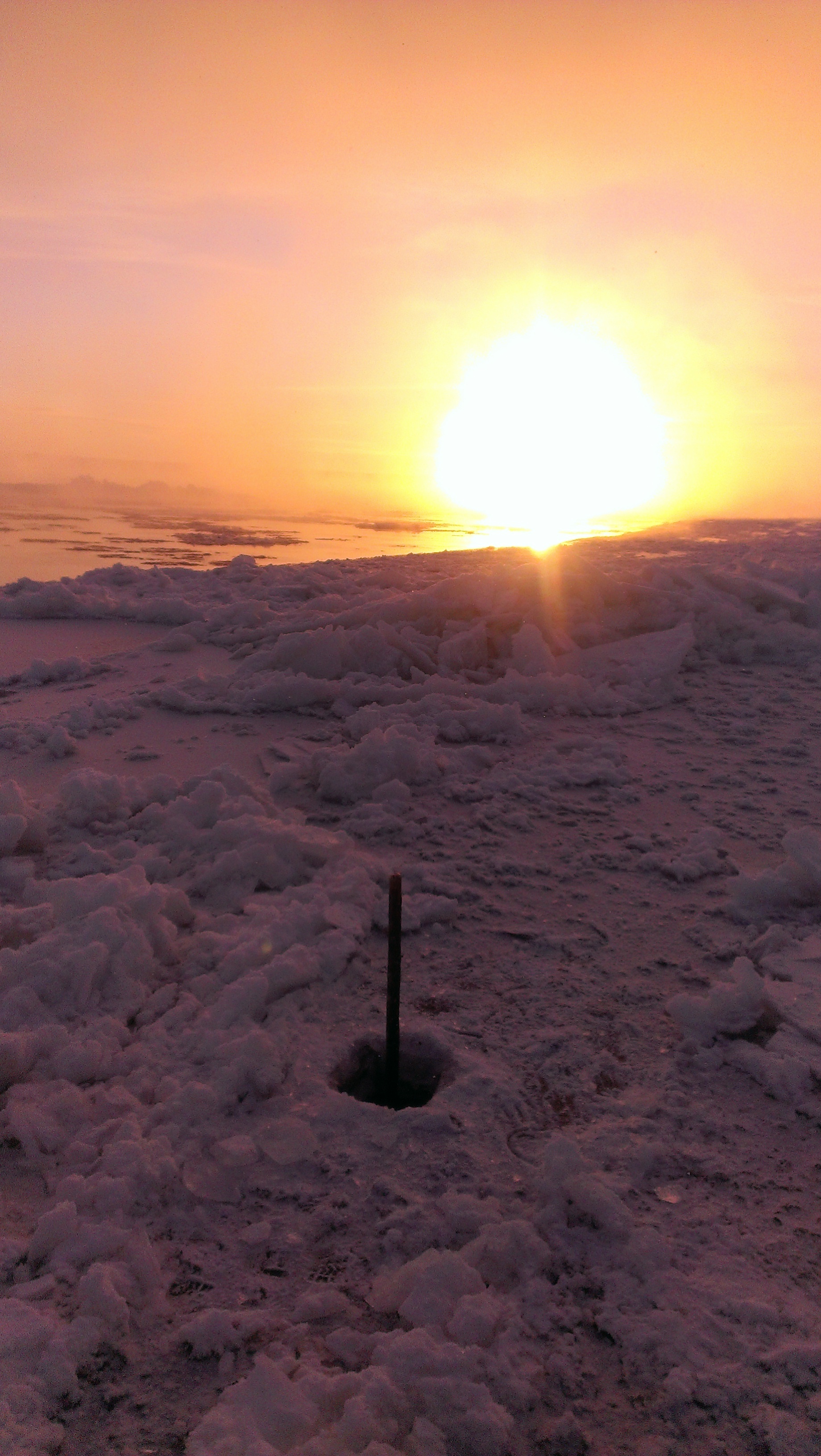 The blazing cold sun of Yakutia, the first pokes at the burbot... - My, Lena river, Olekminsk, Burbot, Sunset, Longpost, Fishing, Winter fishing